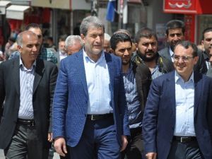 AK Parti Adayları Esnafları Ziyaret Etti