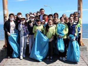 Taşçı Ve Öğrenciler Sahili Temizledi