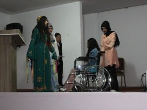 Lise Öğrencileri Annelerini Ağlattılar