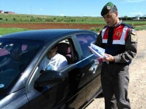 Jandarma Ekiplerinden Karanfilli Trafik Haftası Uygulaması