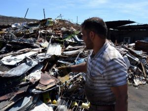 Ekmeğini Hurdadan Çıkarıyor