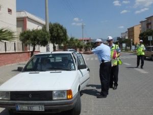 Burhaniye’de Trafikçilerden Çikolatalı Denetim