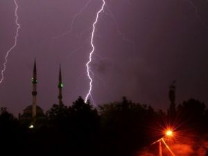 İstanbul’da Şiddetli Yağmur Elektrik Kesintilerine Yol Açtı