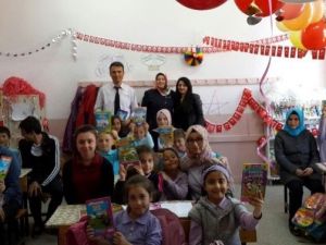 Anadolu Lisesi Öğrencileri, Miniklere Kitap Hediye Etti