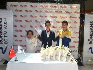 Piazza Ziyaretçilerine Fidan Dağıttı