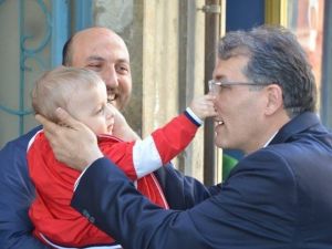 İrgil Burnunu Bebeğe Kaptırdı