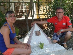 Ölen Köpeğine Mezar Yaptırdı