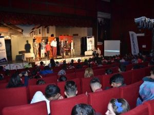 “Pembe Aslında Siyahtır” Adlı Tiyatro Oyunu Sahnelendi