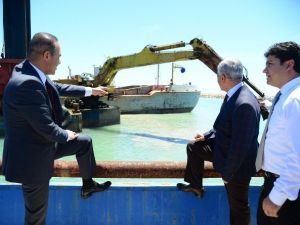 Karataş’ta Balıkçı Barınağı Temizleniyor