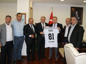 Vali Ali Fidan’a Beşiktaş Forması Hediye Ettiler