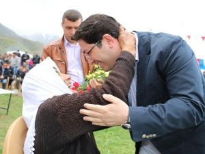 Başkan Yazgı Anneler Günün Kutladı