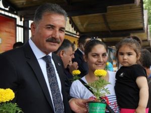 Toroslar Belediyesi’nden Annelere 50 Bin Çiçek