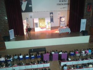 Ezine’de Tiyatro Gösterisi Büyük İlği Gördü