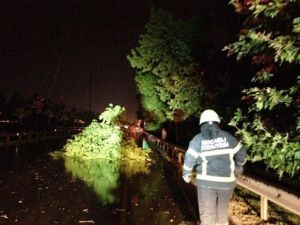 İtfaiye’den Gece Boyunca Fırtınayla Mücadele