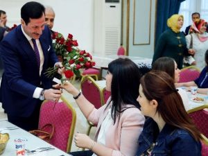 Başkan Tok’tan Ebe Ve Hemşirelere Gül
