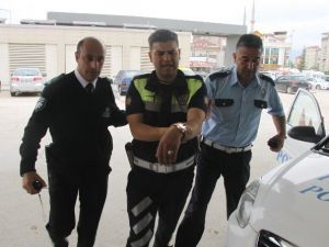 Motosikletli Gençle Kavga Eden Polisin Kolu Kırıldı