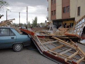 Şiddetli Rüzgar Çatıları Uçurdu