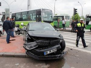 Sendika Başkanının Aracı Ambulansla Çarpıştı: 3 Yaralı