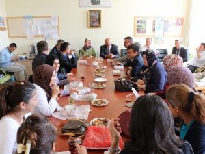 Atatürk İlkokulu Okul İdaresinden Öğretmenlerine Anneler Günü Sürprizi