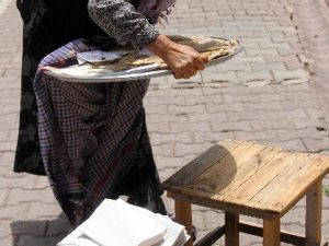 Cami Önünde Gözleme Satarak 4 Çocuğunu Büyüttü