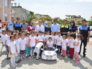 Polisten Miniklere Akülü Polis Arabası