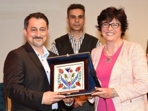 Sanayici Eşleri Öğrenciler İçin Sahnede