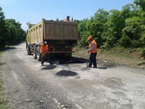 Çan’da Bozuk Yollar Onarılıyor