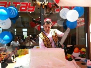 Dev Dondurma Motorlu Testere İle Kesilip Dağıtıldı