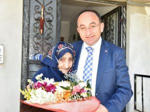 Başkan Üzülmez, Annesinin Elini Öptü