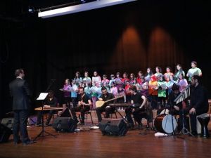 Küçükçekmece Bilgi Evi Minikleri Anneleri İçin Söyledi