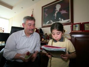 Minik Öğrenci Belediye Başkanına Şiir Okudu