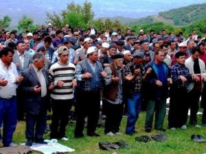 Yüzlerce Çiftçi Yağmur Duası Yaptı