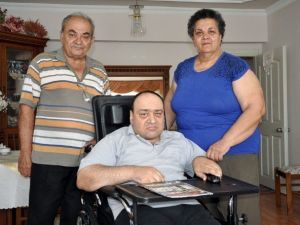 Engelli Oğluna 42 Yıldır Özenle Bakıyor