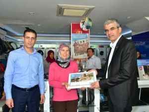 "Yılın Annesi"ne Ödülünü MHP Adayı Akıllı Verdi