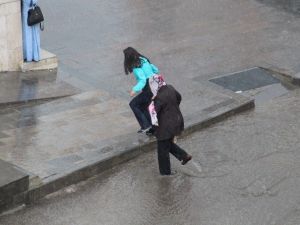 Dolu Ve Yağmur Sonrası Oluşan Su Birikintileri Vatandaşlara Zor Anlar Yaşattı