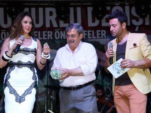 Umurlu Halkı Nilay Dorsa’yı ’Erik Güzeli’ Seçti