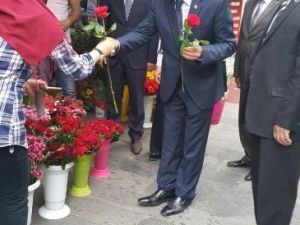 MHP Milletvekili Adayları Annelere Gül Dağıttı