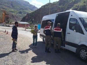 Jandarmanın Kontrol Noktası Geçim Kaynağı Oldu