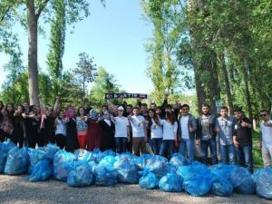 Öğrenciler Temiz Çevre İçin Çöp Topladı