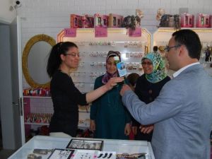 AK Parti Kula, Anneler Günü’nde Gül Dağıttı