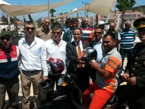 Motosiklet Sürücülerine 100 Adet Kask Dağıtıldı