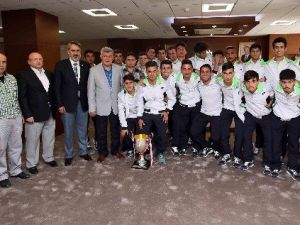 Başkan Karaosmanoğlu, Futbolcuları Ağırladı