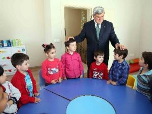 Başkan Karaosmanoğlu, Çocuk Yuvasını Ziyaret Etti