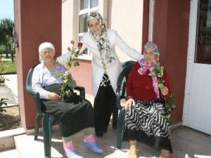 Saadet Partisi Milletvekili Adayı Özmekik’ten Annelere Gül Hediyesi