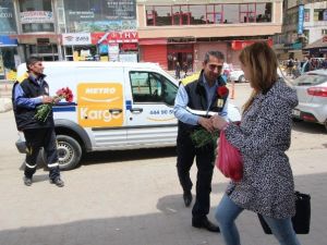 Kargo Şubesi Çalışanları Anneleri Unutmadı