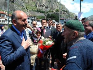 Sağlık Bakanı Müezzinoğlu’yla Yaşlı Adamın ‘Emeklilere Bakmıyorsunuz?’ Diyaloğu