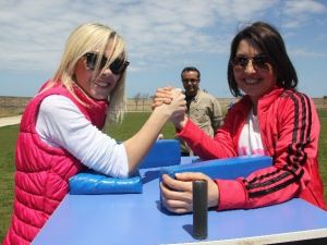 Anneler Bilek Güreşi Yaptı