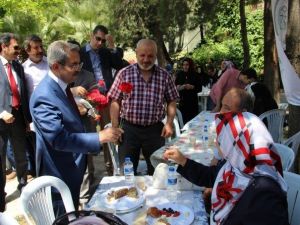 Ünüvar’dan Annelere Karanfilli Kutlama