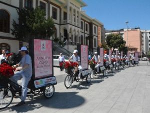 Şehzadeler Belediyesi Annelere Bisikletlerle Gül Dağıttı