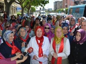 Şenlik Havasında Anneler Günü Kutlaması